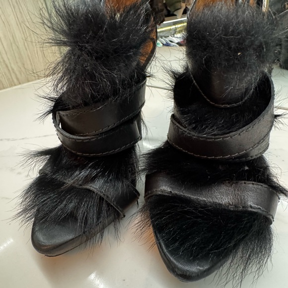 Elegant Black Stiletto Heels with Fur Accent Zara Size 7 - Picture 2 of 7